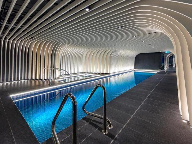 Skye Suites Sydney Eksteriør bilde The pool at the 2018-opened The Standard, East Village